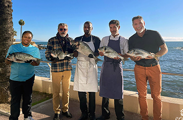 Petit matin devant le restaurant face à la mer, l'équipe réceptionne l'arrivage de poisson sauvage pêché en Corse (novembre 2025)