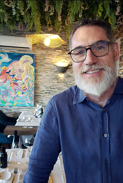 Michael Mô, third generation of a family of restaurateurs, has created restaurant L'Odyssée in December 2024 in Antibes.