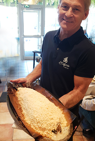 Poisson en croute de sel - une specialite du restaurant L_Odyssee - Chez Mo a Antibes