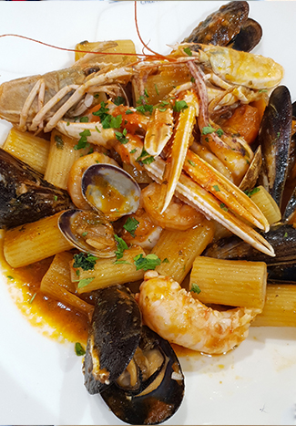 Rigatoni aux fruits de mer et langoustine - une des spécialités du restaurant L'Odyssée Chez Mô à Antibes