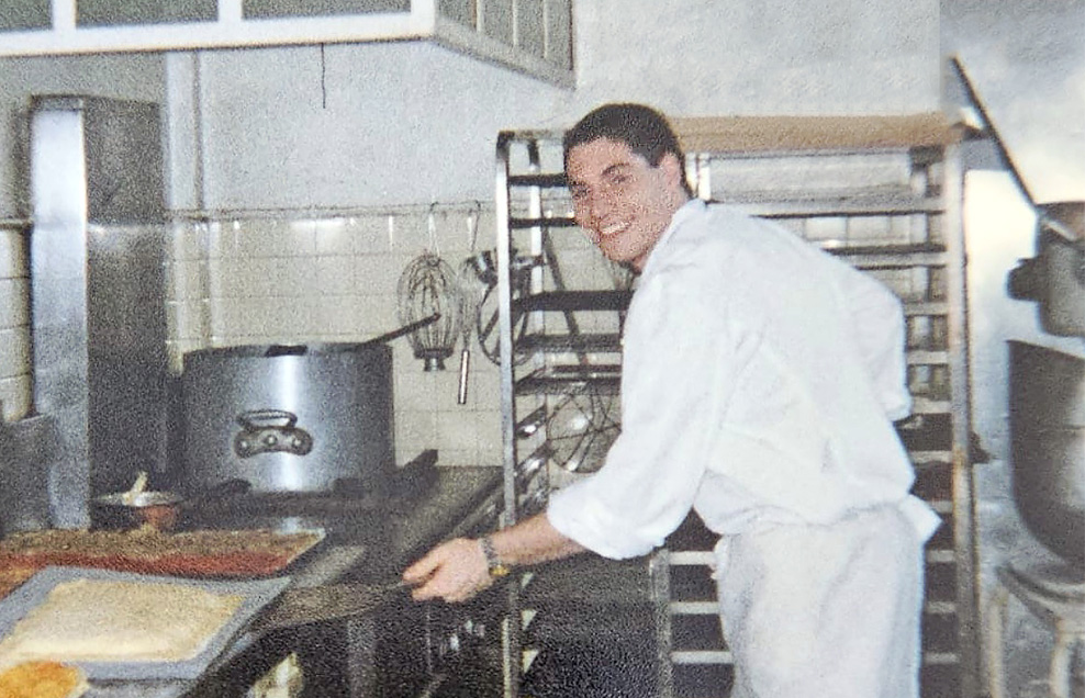 Apprentissage en cuisine et en famille, Chez Mô à la Manda, et toujours avec le sourire.