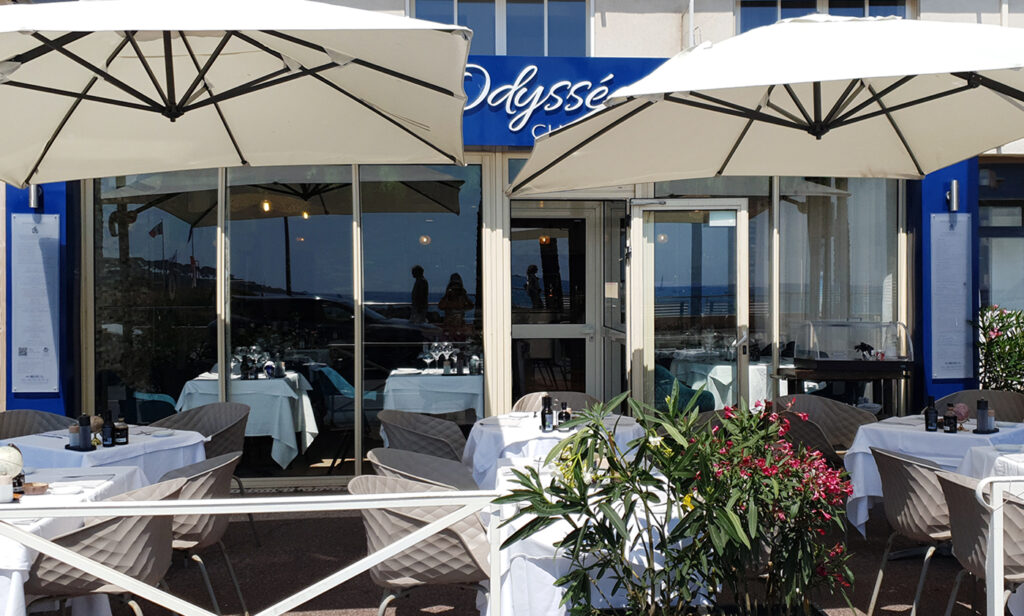 Restaurant L-Odyssee - Chez Mô à Antibes, terrasse vue mer.